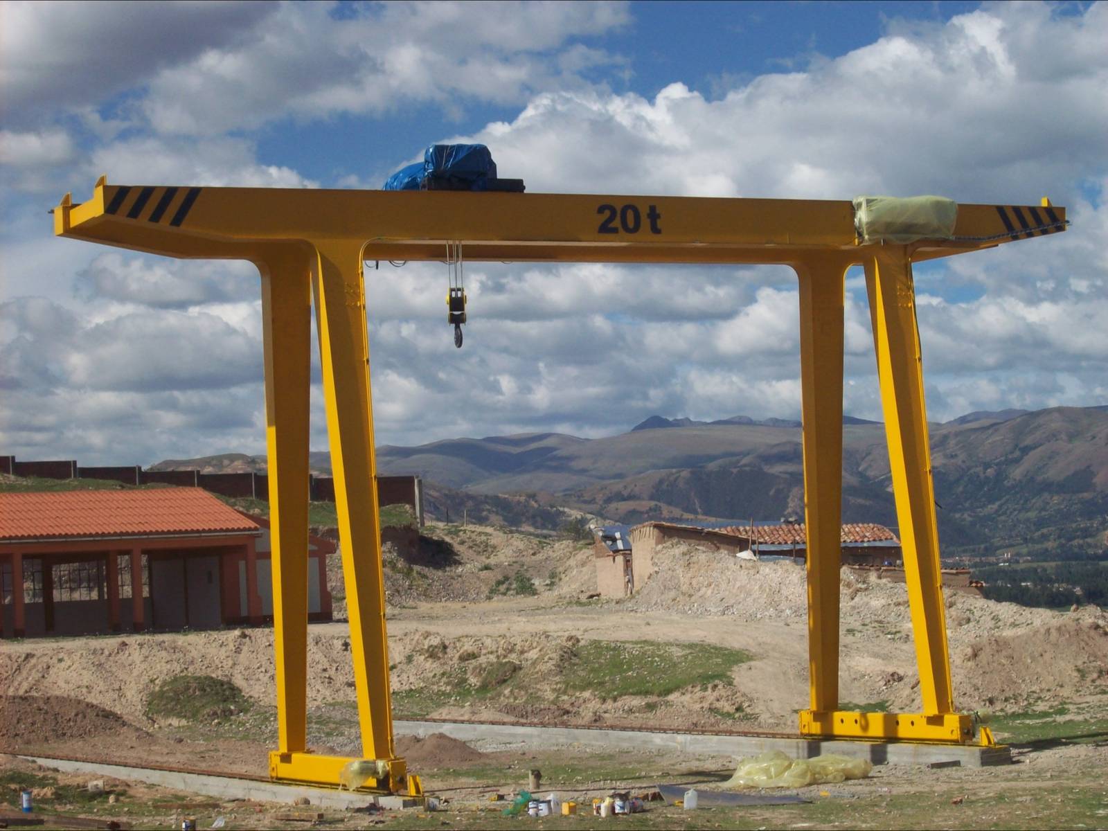 Puente grúa o grúa pórtico: diferencias y cómo elegir el sistema de izaje correcto